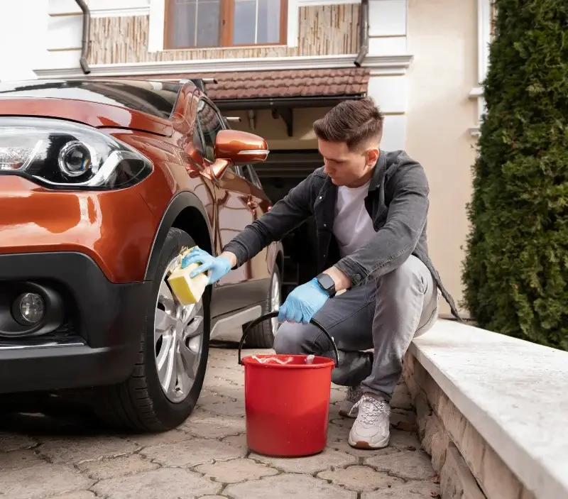 Lavage auto à domicile Solterre : professionnel intervenant sur un véhicule